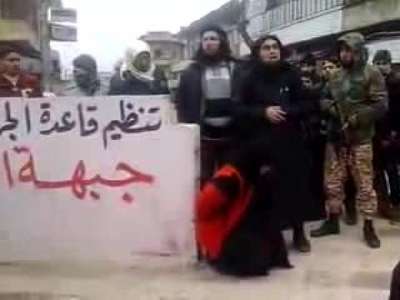 El Nusra zinayla suçlanan kadını böyle infaz etti