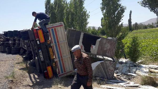 TIR devrildi, 10 bin tavuk telef oldu