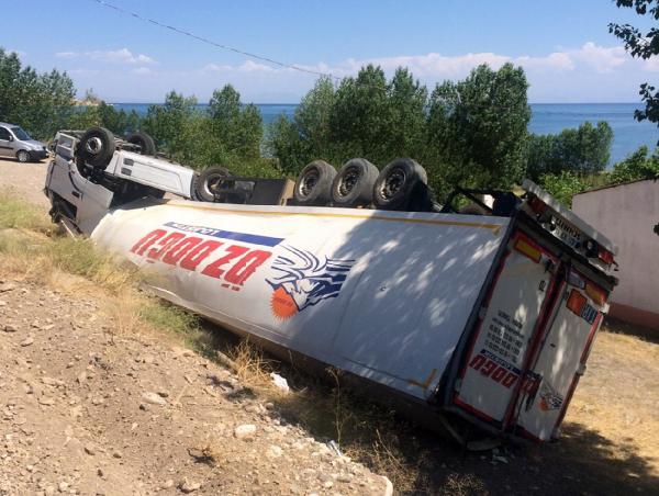 Şarampole yuvarlanan TIR'ın dorsesi yandı