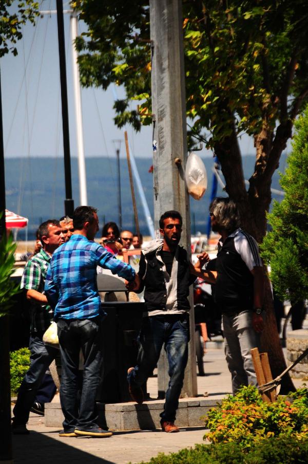 Aydınlatma direğine çıkıp intihara kalkıştı