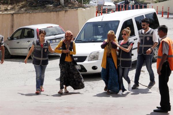 'Canlı bomba' diye ihbar edilen halk otobüsündeki kadınlar, hırsızlıktan gözaltına alındı