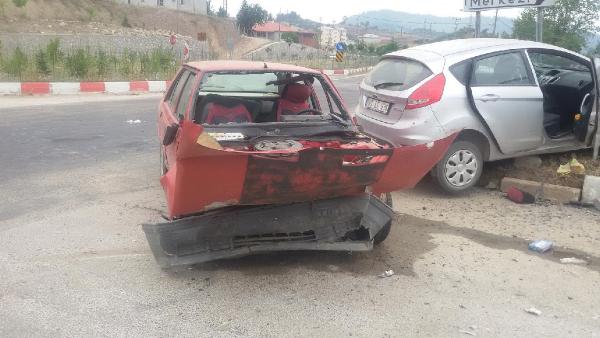 Andırın'da 2 otomobil çarpıştı: 6 yaralı