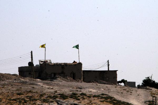 YPG, Telabyad'a hendek kazıyor