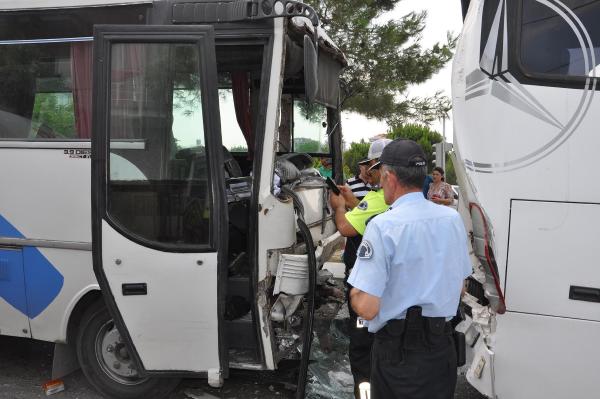 Denizli'de 3 servis midibüsü çarpıştı; 31 işçi yaralı