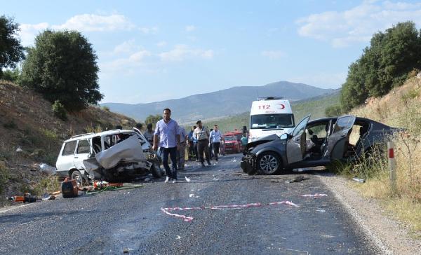 İki otomobil kafa kafaya çarpıştı: 3 ölü, 6 yaralı