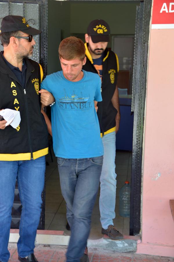 Asansörle daireye kadar çıkıp kadının çantasını kaptı