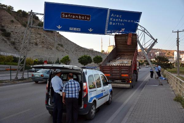Kamyonun açılan damperi levhaya çarptı