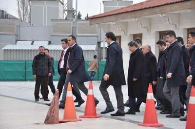 Başbakan Davutoğlu cuma namazını Atatürk Havalimanı'nda kıldı