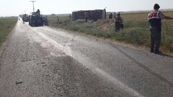 Tarım işçilerini taşıyan midibüs devrildi: 3 ölü, 30 yaralı