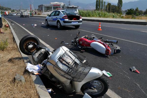 Motosikletler çarpıştı sürücüler öldü