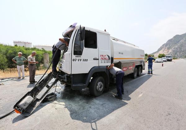 Midibüse arkadan çarpan tankerin motoru alev aldı