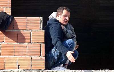 Çocuğunu kucağına alıp intihara kalkıştı
