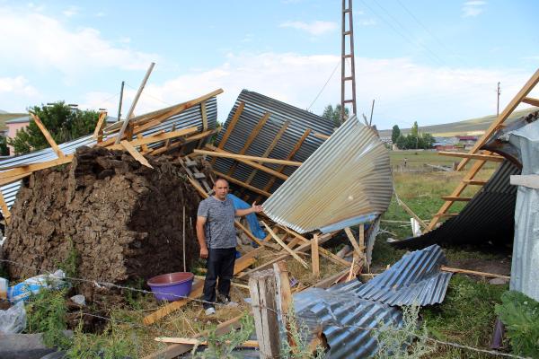 Ardahan'da hortum evin çatısını uçurdu