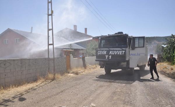 İtfaiye yetersiz kalınca, yangına TOMA müdahale etti