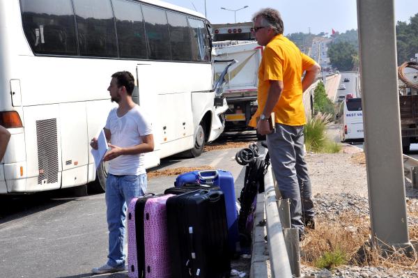 Tur otobüsü TIR'a arkadan çarptı: 9 yaralı