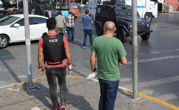 Okmeydanı'nda polise silahlı saldırı,Emniyet müdürü yaralı polisi ziyaret etti