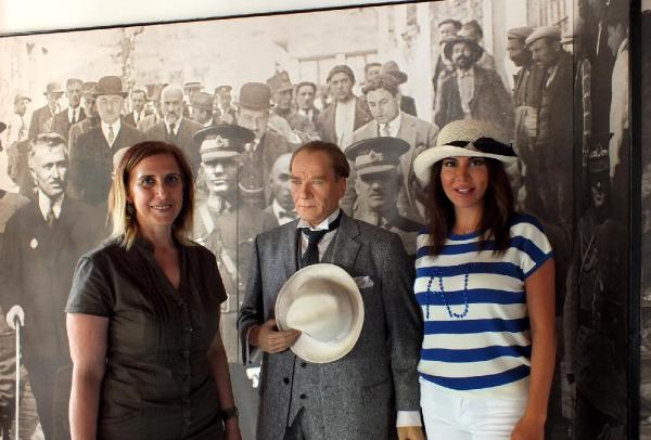 Ebru Yaşar, Atatürk'ün balmumu heykeline hayran kaldı