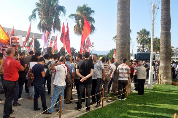 Suruç'ta ölenler İzmir'de anıldı