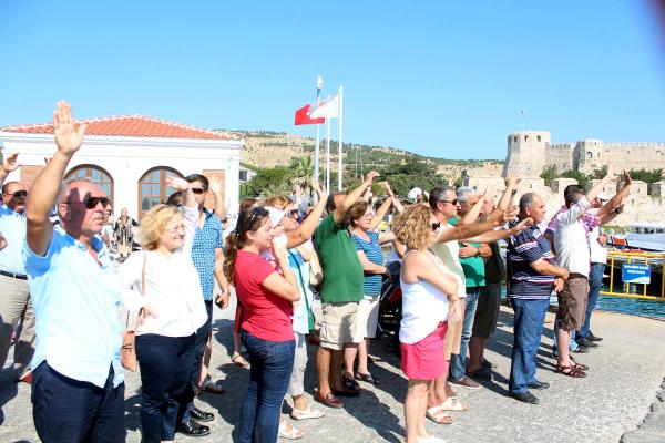 Bozcaada'dan uğurlanan Kaymakam Mağ, gözyaşını tutamadı