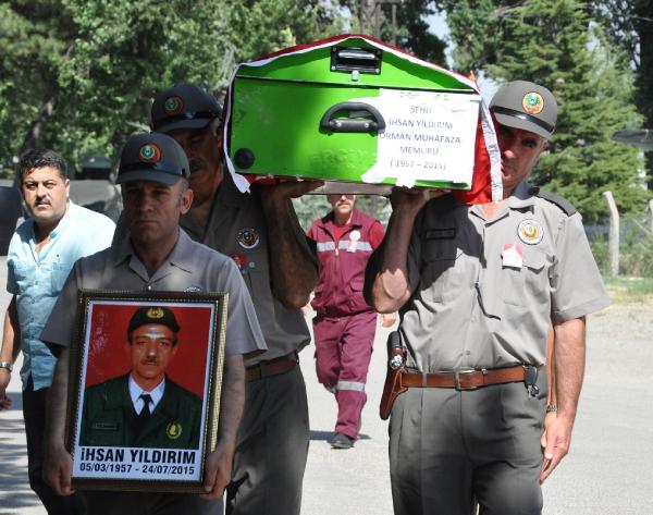 Yangın söndürme çalışmaları sırasında dozer altında kalan orman muhafaza memuru öldü