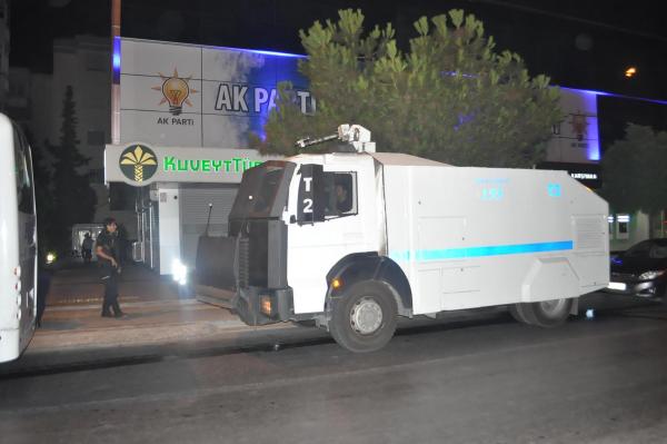 Ak Parti İlçe binasına ses bombası atıldı