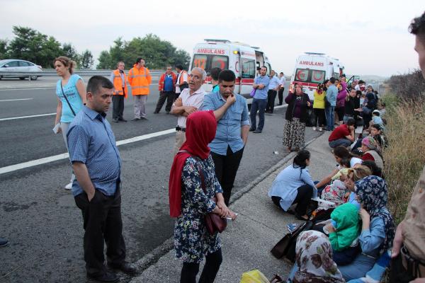 Otobüs kaza yaptı, yolcular camlardan atladı