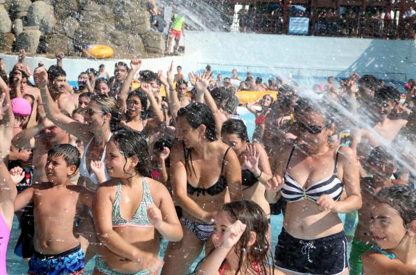 Havuzda zumba dansı