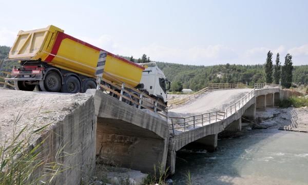 Yıkılma tehlikesi nedeniyle kapatılan köprü, yeniden açıldı