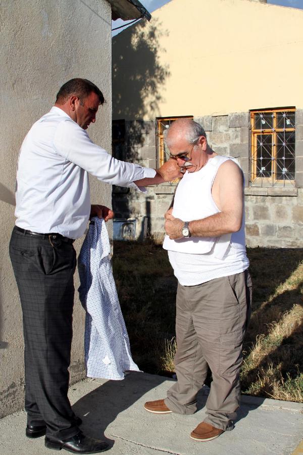 Prof.Dr. Bingür Sönmez, heykel açılışına çelik yelekle katıldı