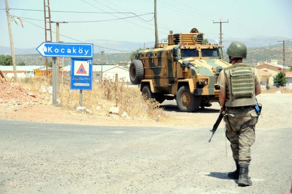 Lice'de askerlere bomba yüklü araçla pusu: 2 şehit 4 yaralı (3)