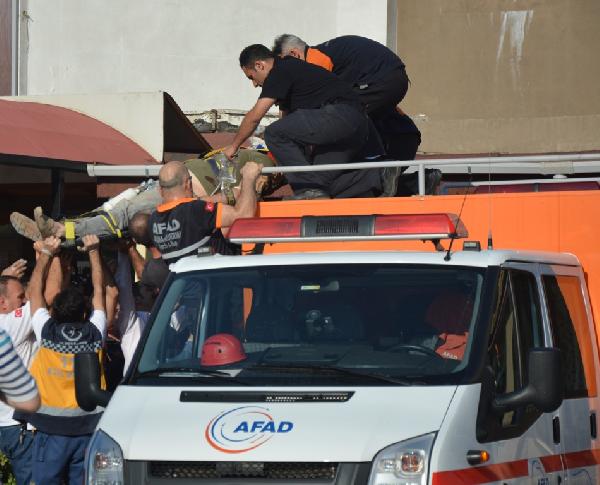 Havalandırma boşluğuna düştü, duvar delinerek kurtarıldı