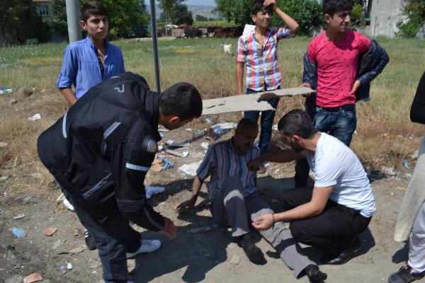 Yaralı motosiklet sürücüsüne güneş koruması