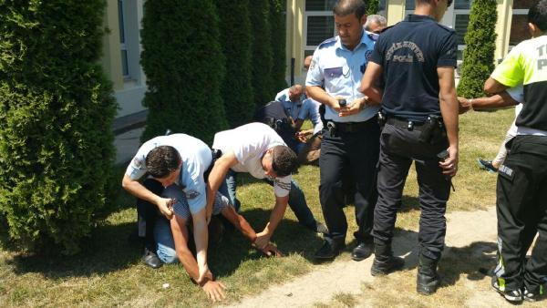 Kardeşini bıçaklamaya kalkıştı, polis biber gazıyla engelledi