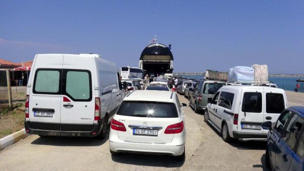Gökçeada'daki feribot kuyruğu, TBMM gündemine taşınıyor