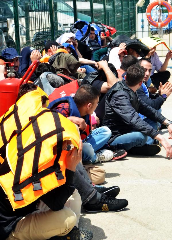 Tekneleri bozulan 84 Suriyeli kaçağı Sahil Güvenlik kurtardı