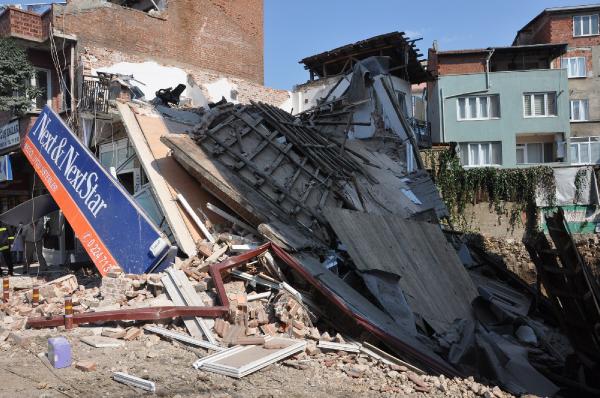 İnegöl’de yanında temel kazılan 3 katlı ahşap bina çöktü