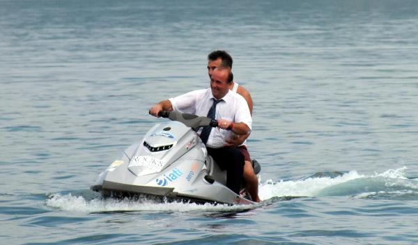 Belediye Başkanı, takım elbiseyle jet-ski'ye bindi