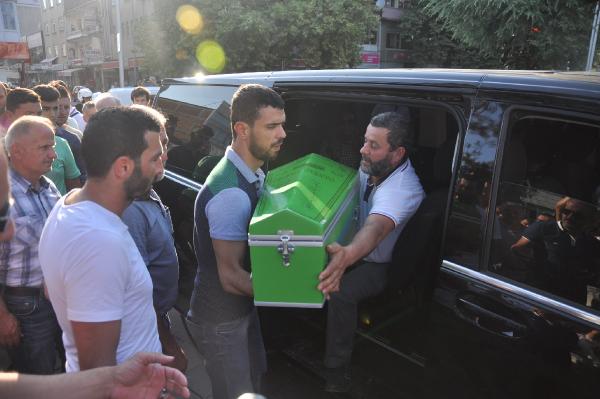 Sofuoğlu 4 aylık oğlu Hamza'yı gözyaşlarıyla toprağa verdi