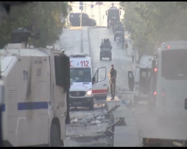 Gazi Mahallesi'nde polis yaralıyı ambulansa taşıdı