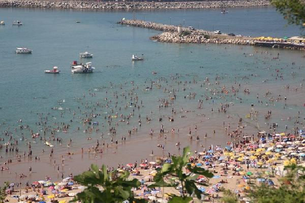 Sıcaktan bunalanlar Şile plajlarına akın etti