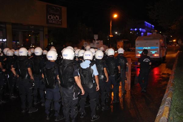 Batman'da polis izinsi yürüyüşe tazyikli su ve gaz bombasıyla müdahale etti