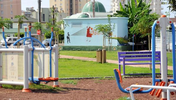 Parktaki trafoda 'kırmızılı kadın' resmi tartışma yarattı