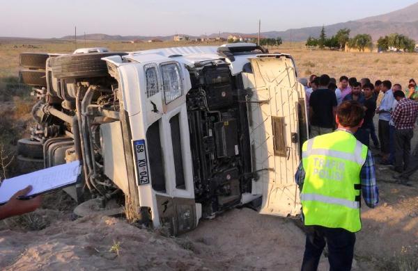 TIR devrildi; kabindeki 11 kişi yaralandı