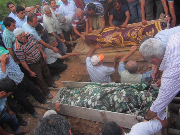 Yangında ölen iki kız kardeş yan yana defnedildi