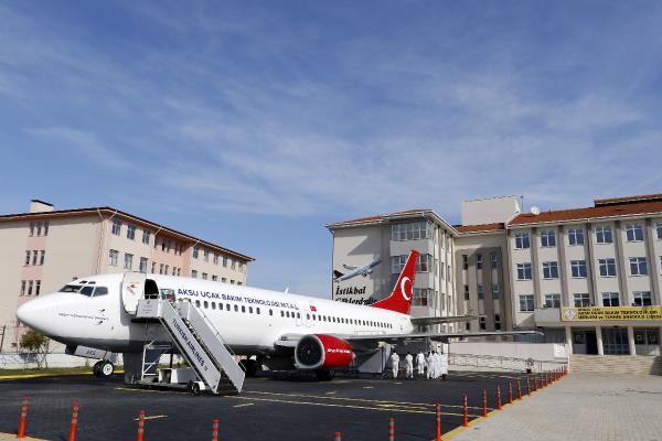 Okul bahçesinde yolcu uçağı