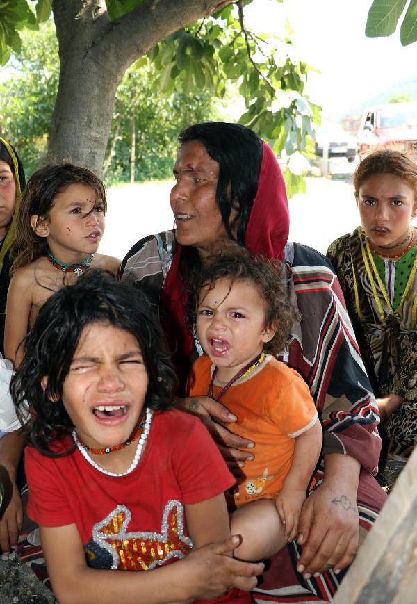 Suriyeli Türkmen aile, kazada hurdaya dönen otomobilden sağ çıktı