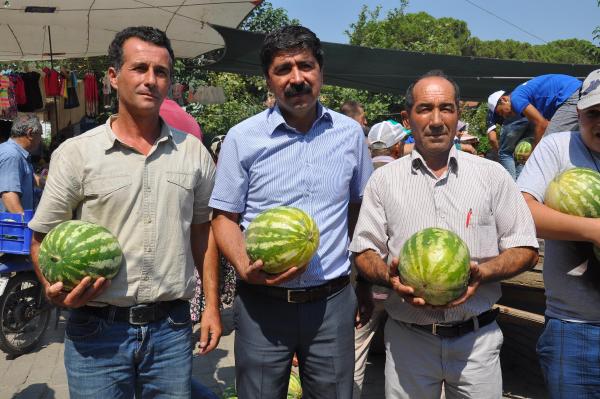 Tarlada kalan 24 ton karpuzu satın alıp, halka ücretsiz dağıttı
