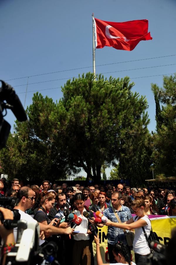 Gemlik’te avukatlardan Öcalan eylemi