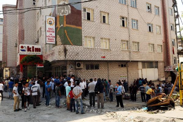 Cemevi önündeki barikatlar kaldırıldı