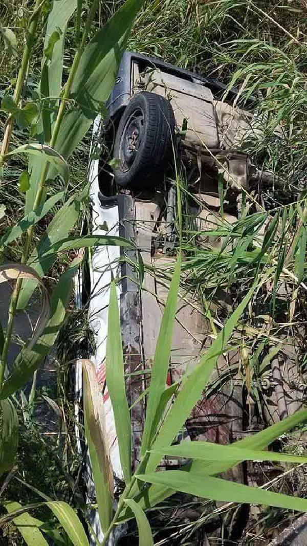 Çaya uçan otomobilin sürücüsü boğulmaktan son anda kurtarıldı